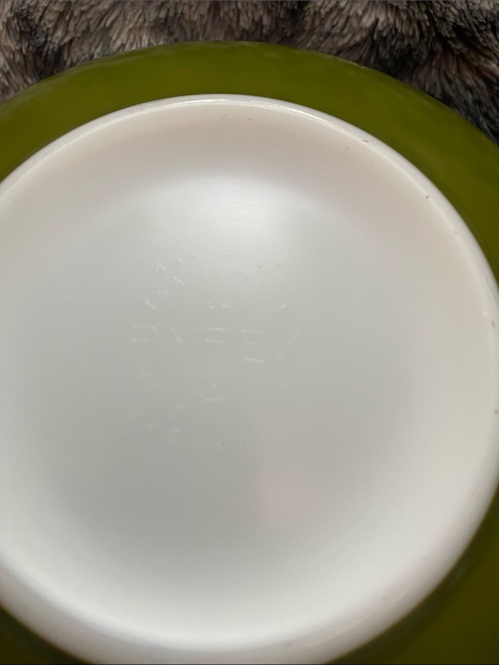 Vintage Pyrex "Cinderella" mixing bowl in the classic avocado/olive green 4Q - Picture 9 of 16